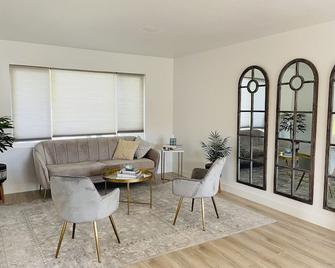 Spacious centrally located family home in Sparks Nv ! - Sparks - Living room