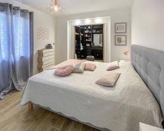 Spacious and luxurious vacation home near the beautiful Provençal village of Rochegude. - Rochegude - Habitación