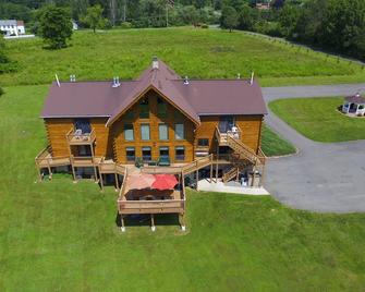 Spacious 8BD/7BA bed&breakfast on Beltzville Lake in Southern Poconos - Lehighton - Budova