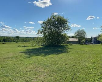 Palomino Upper level Farm House near Village, - Baldwinsville - Outdoors view