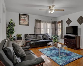 Duke East Campus 1br Downtown Walking Distance - Durham - Living room