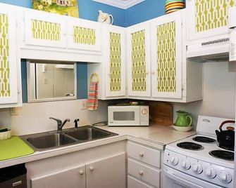 Darling Cottage On The Blanco River. Minutes From Downtown Wimberley! - Wimberley - Кухня