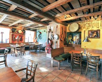 Cosy apartment for 4 guests with WIFI, TV, pets allowed and parking - Ostružná - Restauracja