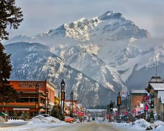 Rustic Value Banff Condo with Fireplace! - Banff - Vista esterna