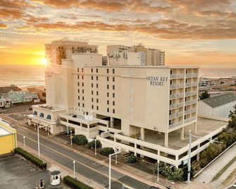 Ocean Key Resort Directly Across the Street from Beach with Balcony! - Virginia Beach - Edificio