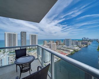 Luxury Waterfront Suite with Great Views - הלנדייל ביץ' - מרפסת