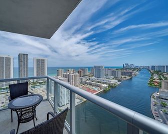Luxury Waterfront Suite with Great Views - Hallandale Beach - Balkon