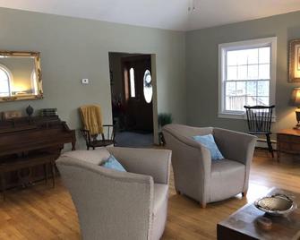 Large home for families or groups - Harrisville - Living room