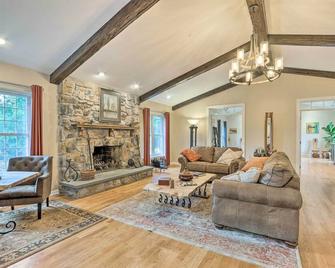 Charles Town Home with Private Pool and Hot Tub - Charles Town - Living room