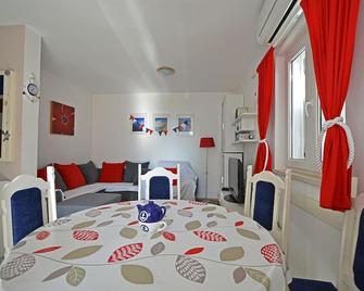 Apartments Residence Sunce Supetar - Cozy Base To Stay And Explore Island Brac Free Parking - Supetar - Salle à manger