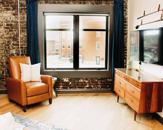The Aaron is a charming 2-bedroom/ 2 bathroom apartment. - Leitchfield