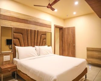 Hotel Central Avenue - Sangli - Bedroom