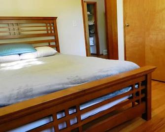 Entire duplex next to waterfront - Madison - Bedroom