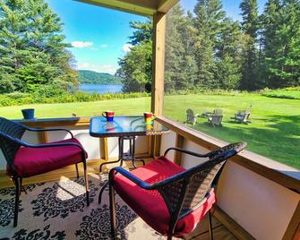 Treasured Farmhouse on South Bay, Lake MemphreMagog. - Newport - Patio