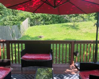 Spacious 3 bedroom house with WiFi, shopping and restaurants in cool Cincinnati - Forest Park - Balcony