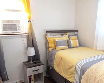 Earnie's Place - Cozy 2 BR Home with Fireplace, Sports Fan Cave Garage - Saginaw - Schlafzimmer