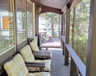 Cozy & Rustic 2 Bedroom Retreat - Green Lake - Balcony