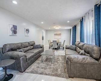 Super Luxurious House - College Park - Living room