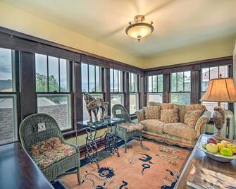 Elegant Superior Getaway Less Than 2 Mi to Downtown! - Superior - Living room