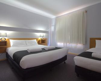 Blue Whale Motor Inn & Apartments - Warrnambool - Bedroom