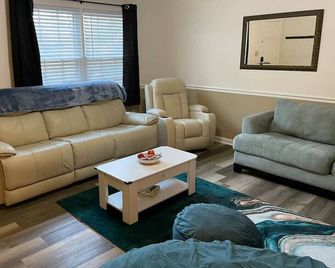 Entire Duplex: Both Units - Commerce - Huiskamer