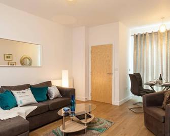 Queen's Lodge, Redhill - Redhill - Living room