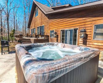 Corey Cabin | 3br 2ba, Fireplace, Hot Tub, Close To Ohiopyle! - Ohiopyle