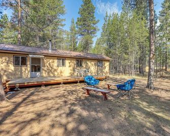 1 Mi to State Park: Peaceful La Pine Cabin w/ Deck - La Pine - Patio