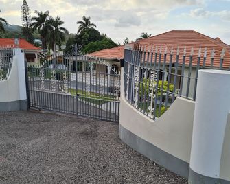 Beautiful 2-Bed Apartment in Montego Bay - Montego Bay - Balcony