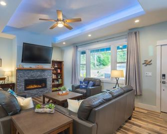 3 BR/3BA vacation home- minutes from the beach! - Pacific City - Wohnzimmer