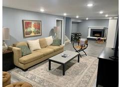 Southdale Stinger! Modern 5+BR near it all - Edina - Living room