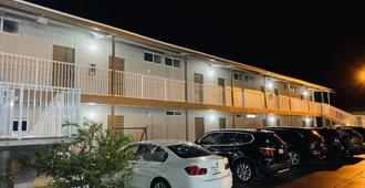 Host Inn - Daytona Beach - Building