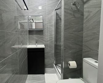 Plaza London Hotel - London - Bathroom
