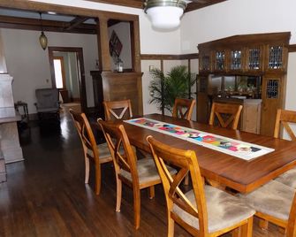 Warm, spacious prairie style home with all the comforts of your home. - Sparta - Jídelna