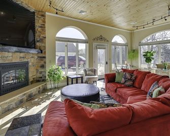 Large Home w/ Indoor Basketball Court + Game Room! - Wisconsin Dells - Sala de estar