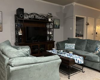 Mariners Village Tranquil Condo - Seabrook - Living room