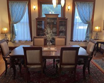 Grand Victorian on the Mississippi - Fort Madison - Dining room
