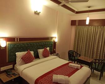 Chandra Royal Inn - Velankanni - Bedroom