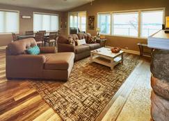 Cozy, year-round lake home with magnificent sunset views, lake access and dock. - Faribault - Living room