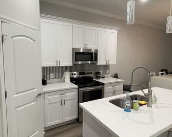 Jazzfest Spot blocks from Fairground 3Bdrm 2 1/2 Bath - New Orleans - Kitchen