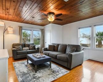 Cozy cottage by the Sea -near downtown with patio! - Gulfport - Living room