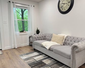 Quiet Amish Country Stay - Millersburg - Living room