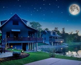 Lily's Loft at Water's Edge Cabins - Millersburg - Building