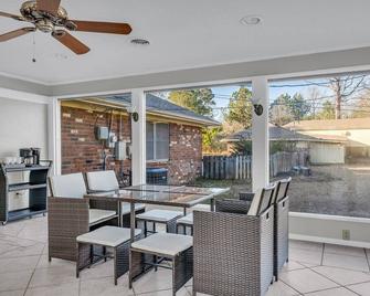 Quiet Comfort | Luxury | King Bed - Columbus - Patio
