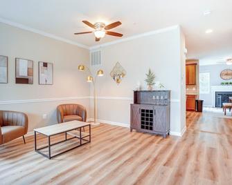 Glen Burnie Vacation Rental with Private Deck! - Glen Burnie - Living room