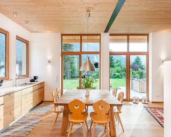 Luxury design wooden house with flair in Bavaria with sauna, garden and mountain view - Bayrischzell - Essbereich