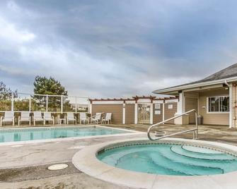 Top floor condo with ocean, jetty, & lighthouse views - dogs OK - Westport - Pool