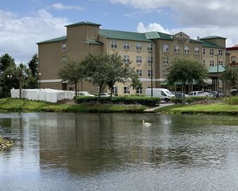 Country Inn & Suites by Radisson, Jacksonville W - ג'קסונוויל - בניין