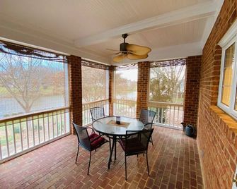 Waterfront Executive Retreat House - Spotsylvania - Balcón
