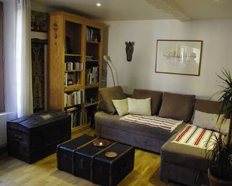 Tastefully renovated apartment with all modern comforts in the Gorges du Verdon / Castellane - Castellane - Sala de estar